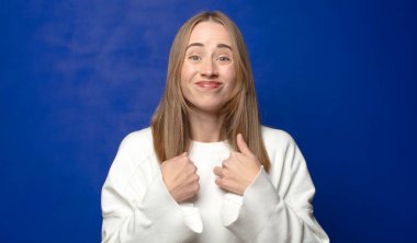 Mutlu, şaşkın ve gururlu hissediyorum. Heyecanlı ve şaşkın bir bakışla kendimi gösteriyorum.