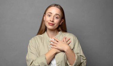 Romantik, mutlu ve aşık, neşeyle gülümseyen ve kalbe yakın el ele tutuşan