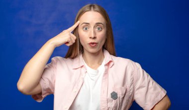 Şaşırmış, ağzı açık, şok olmuş, yeni bir düşünce, fikir ya da konsept keşfediyor.