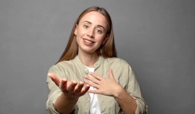 Mutlu ve aşık olmak, bir elin kalbimin yanında, diğer elin önde uzanmış şekilde gülümsemek.