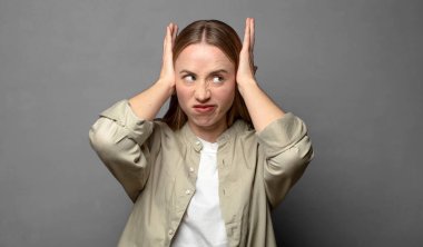 Hayal kırıklığına uğramış ve sıkılmış hissediyorum, başarısızlıktan bıkmış ve bıkmış, sıkıcı işlerden bıkmış