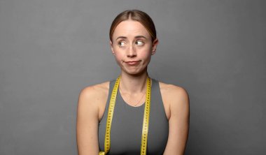 Mutlu düşünceler ve fikirler düşünmek, hayal kurmak, uzayı kopyalamak. fitness konsepti