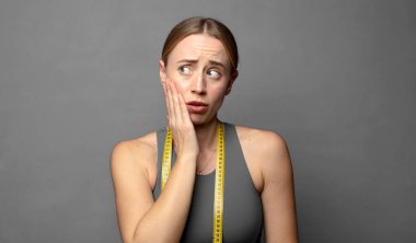 Şok olmuş ve şaşkınlık içindeyim. Ağzım sonuna kadar açıkken inanmamazlıktan geliyorum. fitness konsepti