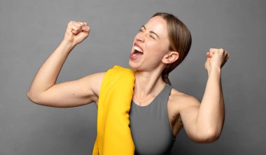 Mutlu, pozitif ve başarılı hissetmek, zaferi, başarıları ya da iyi şansı kutlamak. fitness konsepti