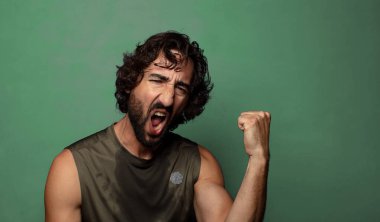 Genç, sakallı bir adam. fitness konsepti