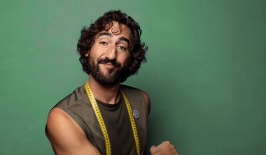 Genç, sakallı bir adam. fitness ve diyet konsepti