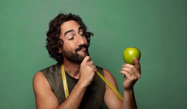 Genç, sakallı bir adam. fitness ve diyet konsepti