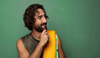 Havlusu olan genç, sakallı bir adam. fitness konsepti