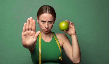 Genç, sarışın bir kadın. fitness konsepti