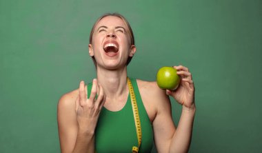 Genç, sarışın bir kadın. fitness konsepti