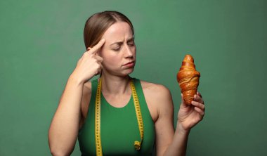 Genç, sarışın bir kadın. fitness konsepti