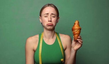 Genç, sarışın bir kadın. fitness konsepti