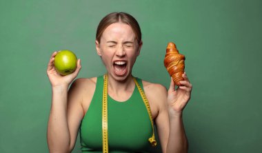 Genç, sarışın bir kadın. fitness konsepti