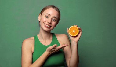 Genç, sarışın bir kadın. fitness konsepti