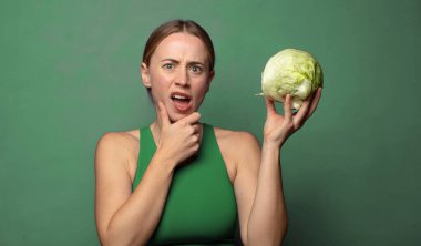 Genç, sarışın bir kadın. fitness konsepti