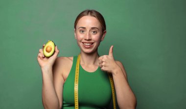 Genç, sarışın bir kadın. fitness konsepti