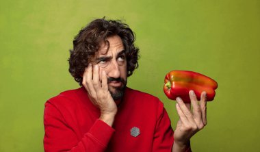 Genç, sakallı, kırmızı biberli adam.