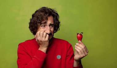 Çilekli genç, sakallı adam.