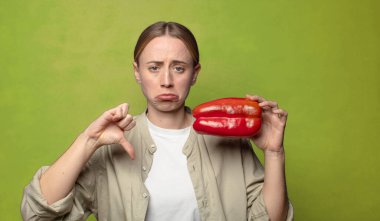 Kırmızı biberli genç sarışın kadın.