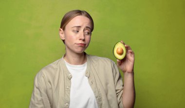 Avokadosu olan sarışın genç bir kadın.