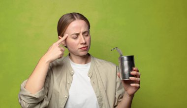 Genç, sarışın, çelik tenekeli bir kadın.