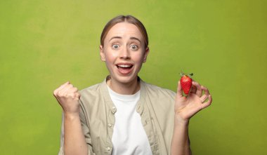 Çilekli genç sarışın kadın.