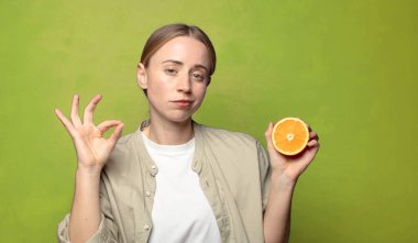 Genç, sarışın, turuncu bir kadın.