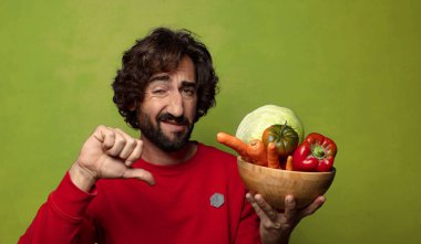 Sebzeli sakallı genç adam.