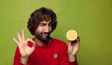 Portakallı genç, sakallı adam.