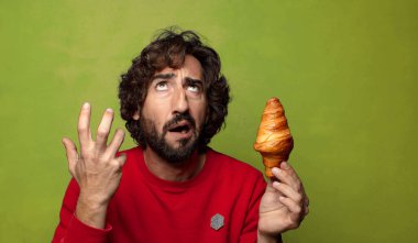 Genç, sakallı bir adam. Hamamböceği kavramı kruvasan kavramı