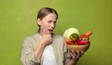 Sebzeli genç sarışın kadın. Hamamböceği kavramı kruvasan kavramı