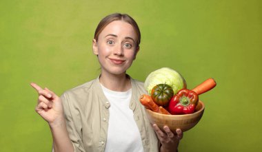 Sebzeli genç sarışın kadın. Hamamböceği kavramı kruvasan kavramı