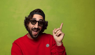 Şapkalı ve güneş gözlüklü genç, sakallı adam.