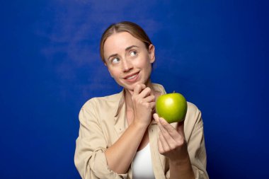 Elmalı genç sarışın kadın.