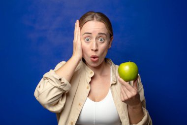 Elmalı genç sarışın kadın.