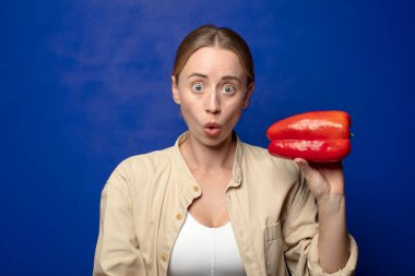 Kırmızı biberli genç sarışın kadın.