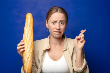 Genç, sarışın, ekmekli kadın.