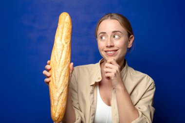 Genç, sarışın, ekmekli kadın.