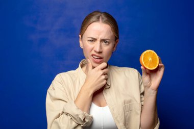 Genç, sarışın, turuncu bir kadın.