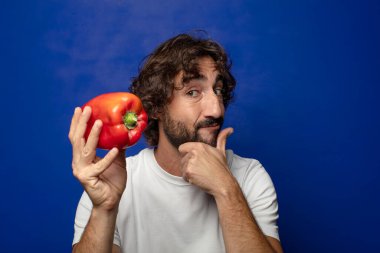 Genç, sakallı, kırmızı biberli adam.