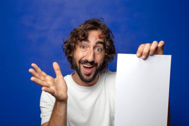 Genç, sakallı bir adam elinde bir kağıt tutuyordu.