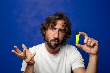 Genç, sakallı ve çakmaklı bir adam.