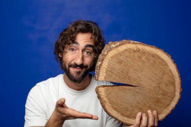 Genç, sakallı, ahşap kopya alanı olan bir adam.