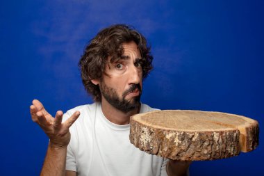 Genç, sakallı, ahşap kopya alanı olan bir adam.