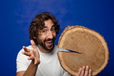 Genç, sakallı, ahşap kopya alanı olan bir adam.