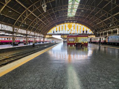 Bangkok Tren İstasyonu Salonu çeşitli istasyonlara seyahat etmek için gelen insanlar ve turistler için dinlenme yeridir. Bangkok, Tayland 2022 / 10 / 02.