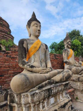 Wat Yai Chaimongkol 'un bir Chedi Chaimongkol' u var. Ve tapınağın etrafında bir sürü Buda figürü var. Büyük uzanan bir Buda var ve Tayland 'ın turistik bir cazibesi.