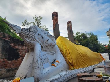 Wat Yai Chaimongkol 'un bir Chedi Chaimongkol' u var. Ve tapınağın etrafında bir sürü Buda figürü var. Büyük uzanan bir Buda var ve Tayland 'ın turistik bir cazibesi.