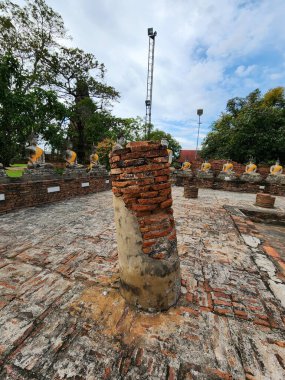 Wat Yai Chaimongkol 'da tuğladan yapılmış eski kilise sütunları Ayutthaya, Tayland' da turistik bir ilgi odağı..