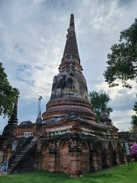 Wat Yai Chaimongkol有一个Chedi Chaimongkol 又大又老的身体寺庙周围有很多佛像 这里有一个巨大的佛像 是泰国的旅游胜地 — 图库照片